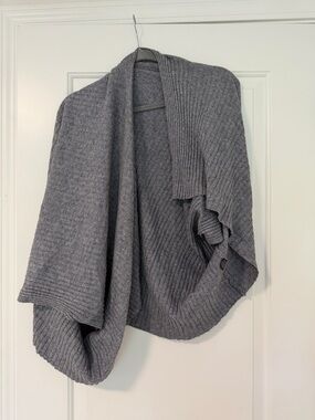 Open-Front Ribbed Poncho Shrug in Gray